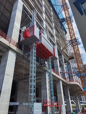SCE400G Elevador de material para passageiros, com secção de mastro duplo e porta de rolamento elétrica