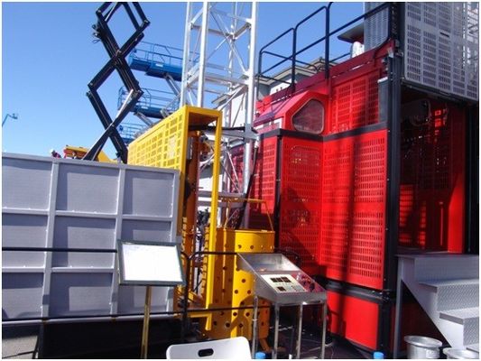 1.6 toneladas de elevador de edifícios, 300 metros de elevador de passageiros e materiais