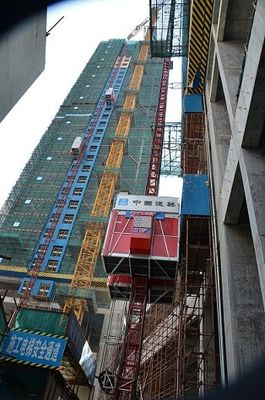 Elevador de construção exterior de 11 kW de gaiola única 150m Elevador de construção