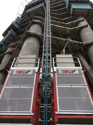 Bom preço Gaiolas duplas de velocidade média com elevador de edifício/ 2000 kg Carga com inversor e mastro galvanizado a quente on-line