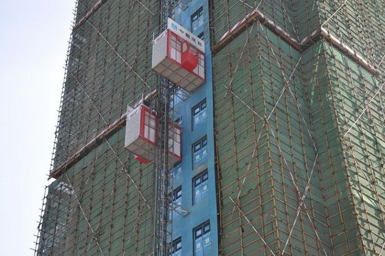 Elevador de construção com suportes e pinhões,VFD Control, galvanizado a quente 2000kg Elevador de construção, 0-46m/min Elevador de material de passageiros